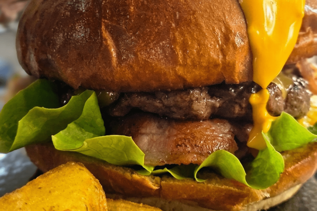 Hamburger artigianale con cheddar e bacon servito a Monselice