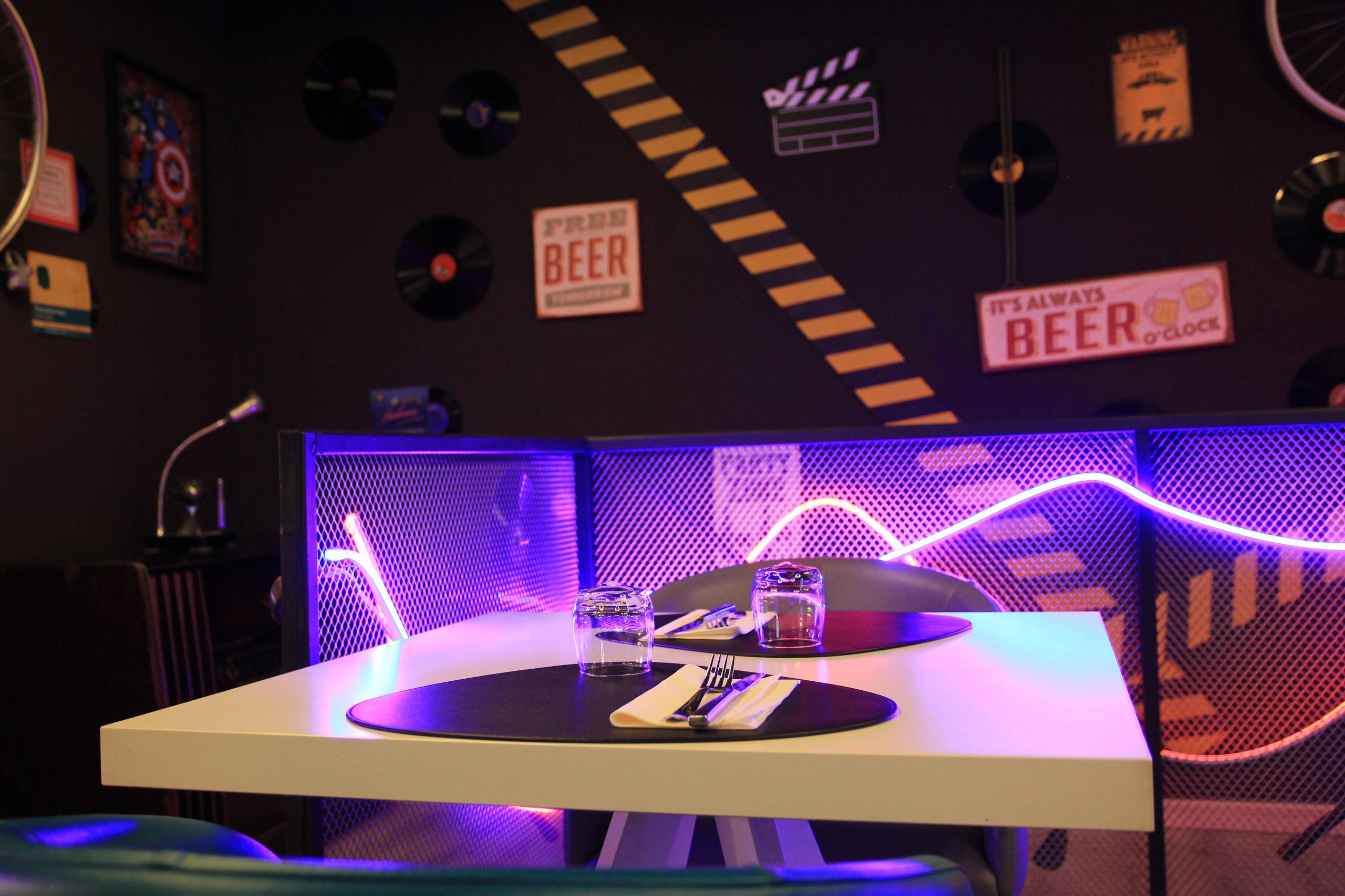 Tavolo apparecchiato in ristorante moderno a Monselice con luci decorative